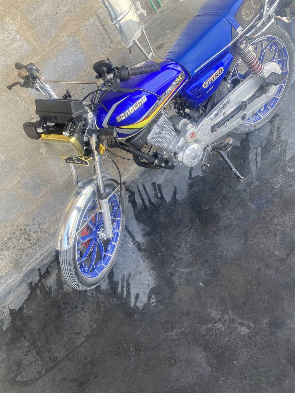 سلام عليكم دراجه يراني محرك 200موديل 24 دراجه حلوه وكهرابايات كلها شغاله سعر 700وهاذ رقمي بي واتساب ***********
