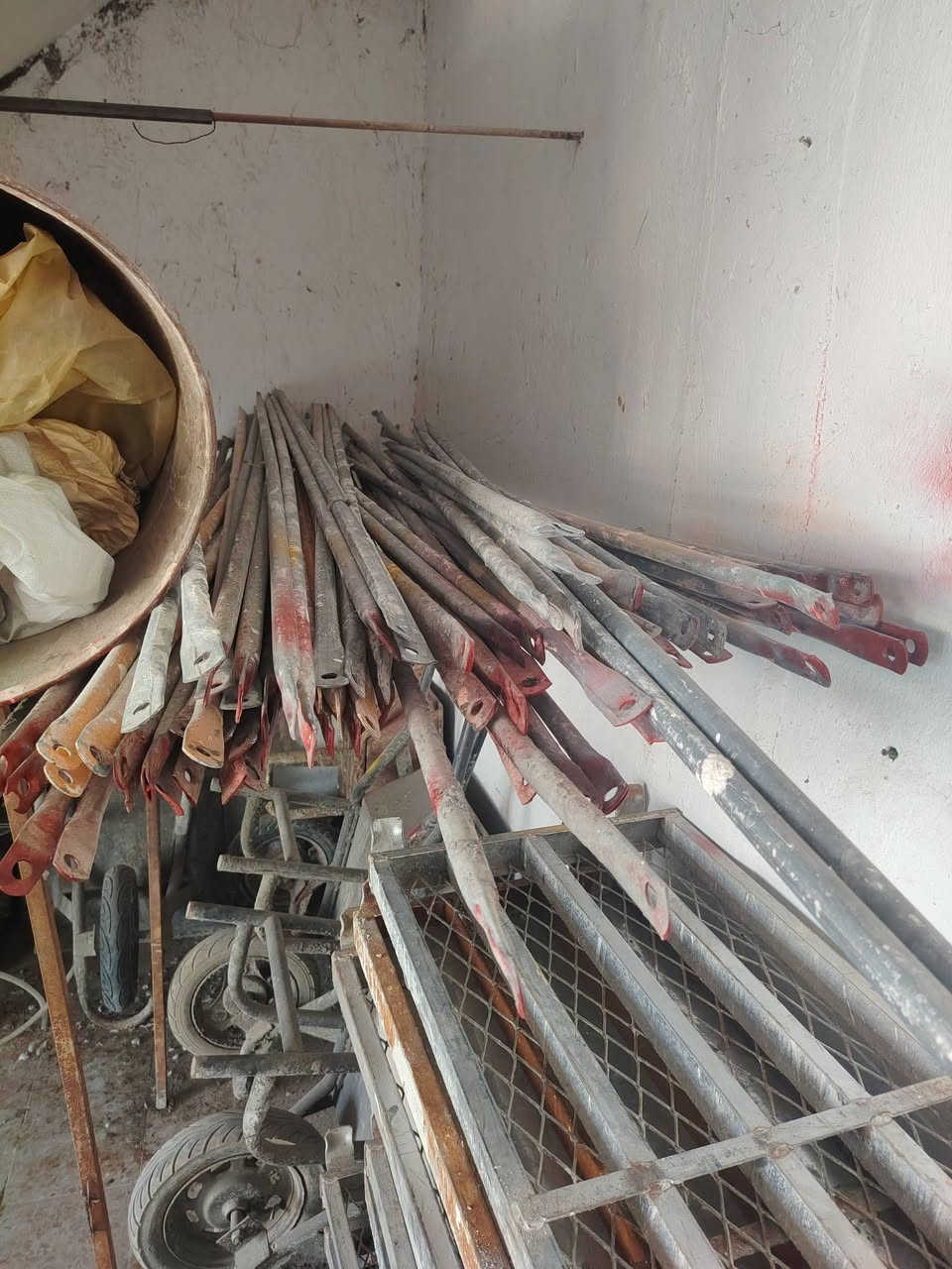 السلام عليكم
سكله كامله للبيع

المكان كوت / دور العمال شارع السكلات

25 قفص

5همرات

3 درين برينه 

2 كسار

5 كوسرات

2 مولدات
2 تاروسات هوا

1 حادله 

6 عرباين

5 براميل سكله

7 براميل ماي

2 درج كهرباء

2 درج مثلث

3 سيار

5 درابات ابو 3

او قزمات او عفريت

الاستفسار الاتصال عل رقم

***********
