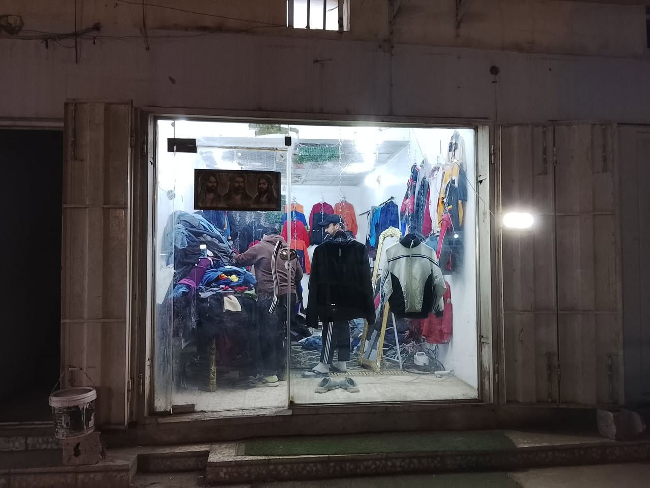 سلام عليكم محل باله محل شلعه بضاعه كله شتوي خالي من تلف   سعر المحل  800 بي مجال بسيط المحل عليه رجل وموقع خير من الله الموقع بغداد العبيدي شارع الجامع مقابيل مطعم الخيمه تريد اتاجر المحل ابدالي تريد تأخذ بس ملابس المحل خير من الله رقم *********** رقم مفتوح 24 ساعه
