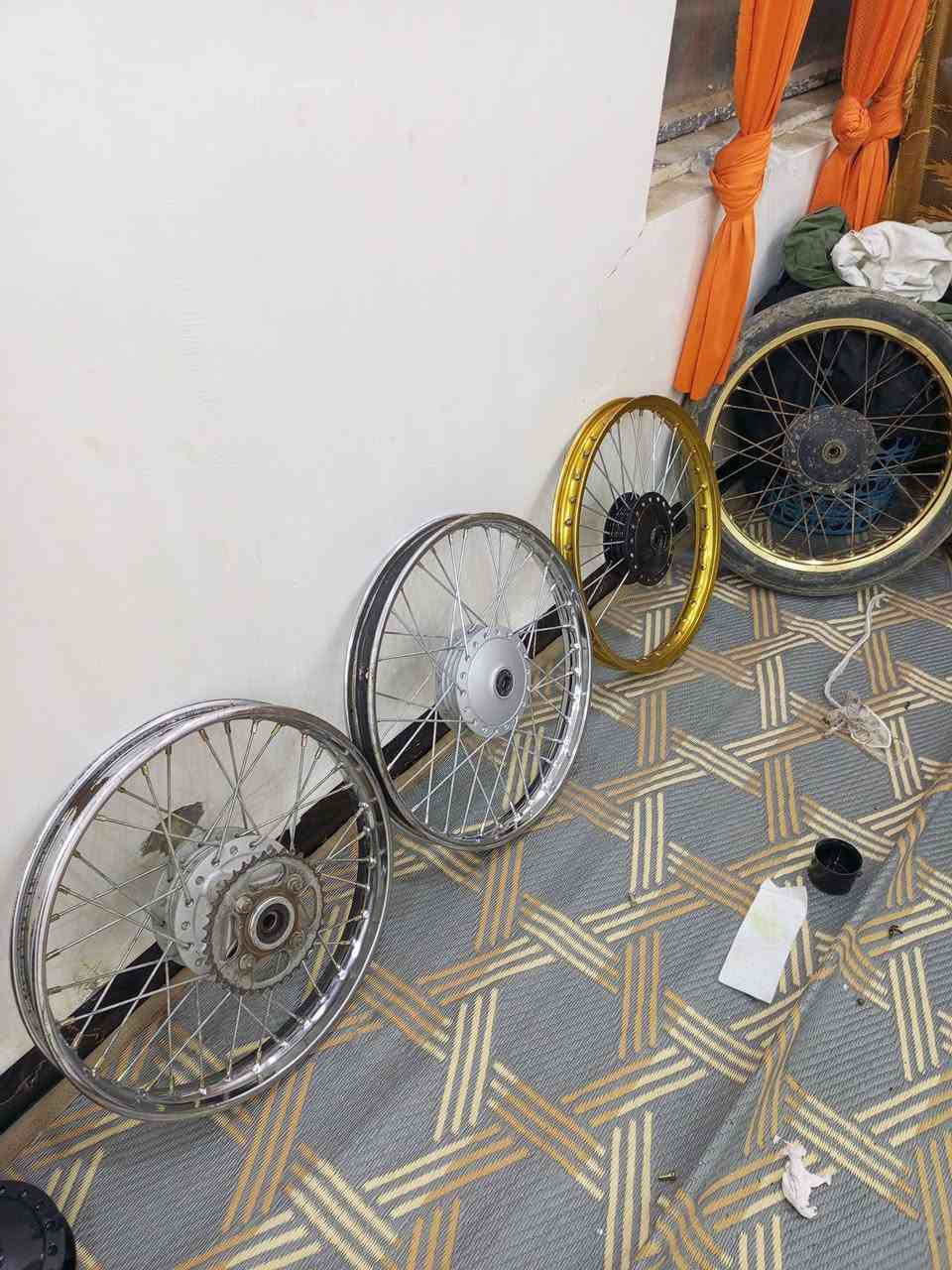 سلام عليكم ويلات فافون انيرجي ثنينهن امامي نضاف واحد عوز سيم (سعره 40)والفضيات امامي  انتنس والخلفي نامه بلاد مديل 22 مصفايات كاملات جيب وشد (سعره 45) مكان ناصريه السكان الصناعي (***********)
