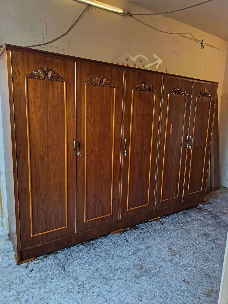 كنتور خمسه ابواب مستعمل نظيف نقش زان خمسه ملم داخل أربع ملم شغل توصي ثقيل العنوان الحدباء خلف مرطبات البحرين مقابل افران زينب الرقم *********** مستعدون لشراء الغرفه و الكناتير

