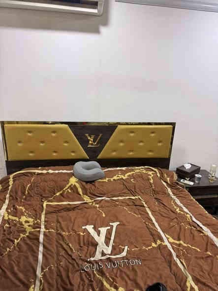 للبيع غرفة نوم لويس فيتون مرتبة ومستخدمة استخدام خفيف، نظيفة كلش وما بيها أي عيوب تذكر.
الخامة فخمة، شكل راقي، وتنسيق مرتب يناسب كل غرفة.

المحتويات:
 • تخت مزدوج
 • دولاب ملابس
 • كومودينات عدد ٢
 • ميز تواليت و مرآة

الحالة: نظيفة – استعمال بسيط
الموقع: بغداد حي الجامعة
السعر: 450 الف وبيهة مجال 
الاستفسار : ***********
