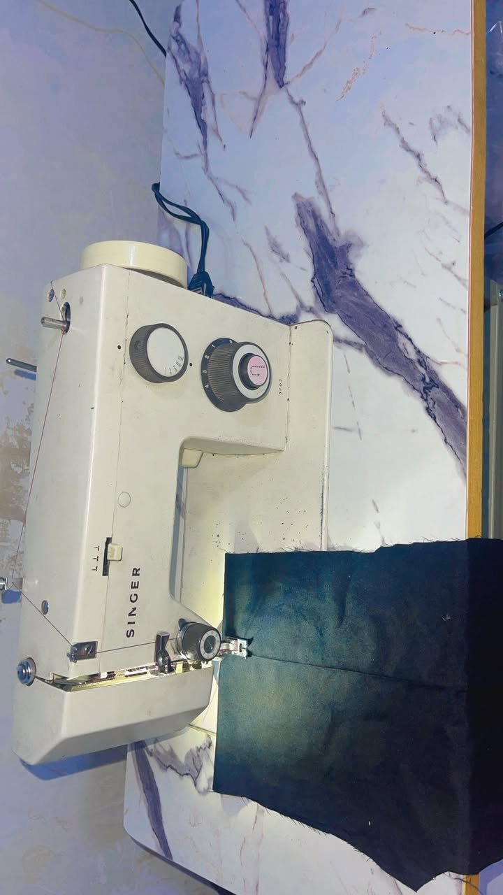 السلام عليكم مكينه سنگل للبيع السعر مع الميز 100 الف وبيه مجال المكان البياع ***********
