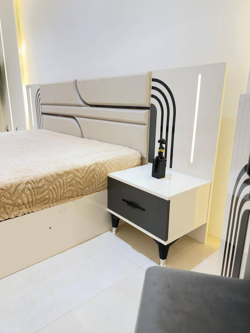 تم وصول
موديل G5
*7قـــطـــع* 
تصميم شركة اسد الميزان
راس السرير ستافور✅
انارة ليزرية ظهر كومدي✅
برغي  وجوي حديد✅
سرير دبل جك✅
كنتور رفوف✅
♦️كنتور 3متر
♦️ كومدي عدد2,  ظهر عالي اناره
♦️سرير200 سم*180سم
♦️ميز تواليت قياسات ضخمة   
السعر 👈 ٨٩٠,٠٠٠الف دينار عراقي 🇮🇶  
يشمل شد ونقل مجاني داخل الرمادي الحبيبه
للحجز ☎ *********** واتس
