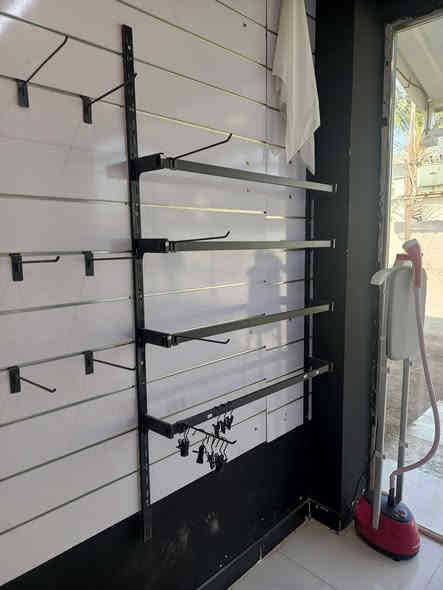 غراض محل للبيع إستخدام قليل جدا 

تعلاكة شالات وربطات عدد مفتوح 

تعلاكة ملابس داخلية عدد مفتوح 

استاند شالات وربطات كامل 

للاتصال ***********
