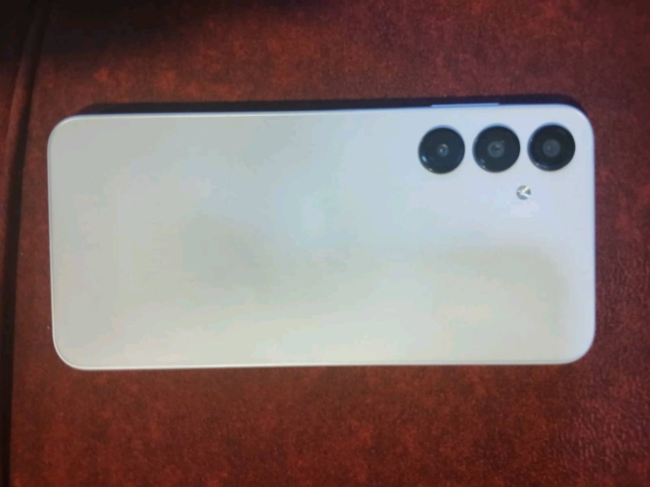 الموقع العراق صلاح الدين مكيشيفى بين تكريت و سامراء. الجهاز a16 قطعه نضيفه مستعمل صارله ٤ او ٦ اشهر ما مفتوح ولا راي لصيانه قطعه نضيفه وجديده ومعالج الجهاز قوي جداً. و ١٢٥جيجه ويجي ويه الجهاز العلبه و كيبل شحن وكفر ولزكيه مال شاشه هديه