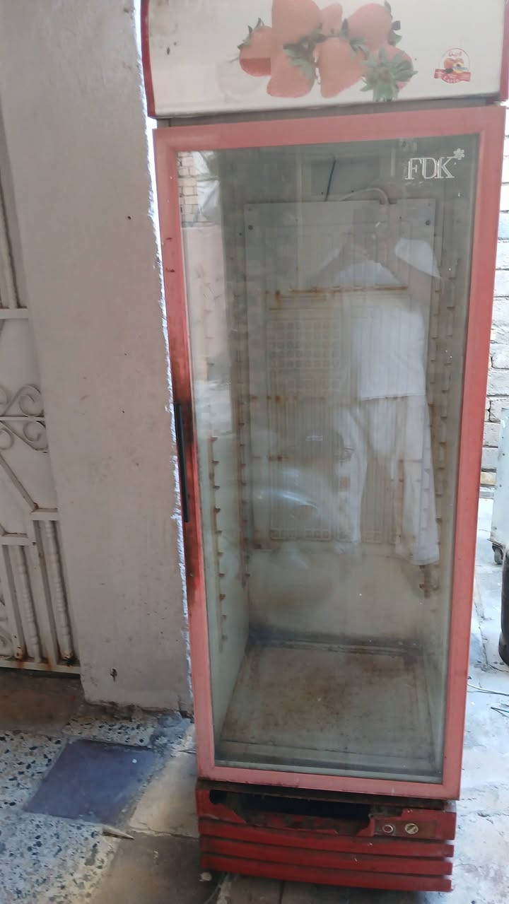 العارضه ١٠٠ شغاله شرط الشغل 
البراد كويتي ٢٠٠
مكينه ١٥٠ والشراي استاهل وياه
***********
