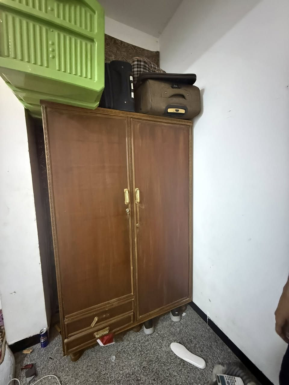 السلام عليكم . كنتور بابين للبيع مستخدم ونضيف مرتب قفالاته شغالات خشب صاج قوي نجاره + قاعدة مرتفعه عن الارض السعر ٨٥ (***********)
