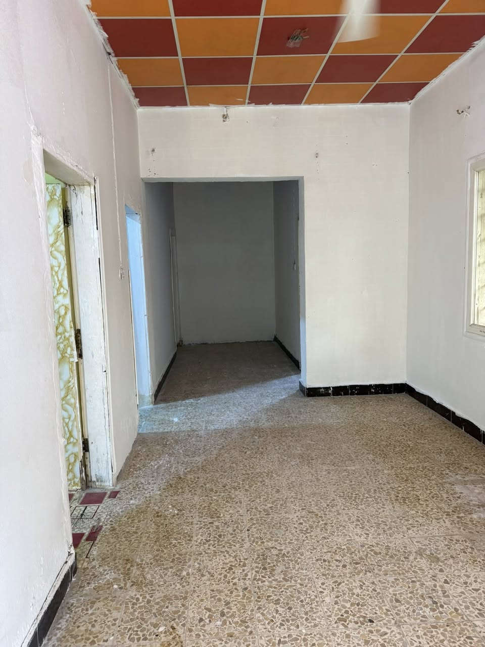 بيت غرفتين وصاله وحمام ومطبخ وحديقه وطارمه جبيره تواليت خارجي سقف كونكريت وارضيه كاشي توه مصبوغ ومرمم لايجار مكانه قرب حسينيه استاذ موسى ٢٥٠ وبي مجال ***********
