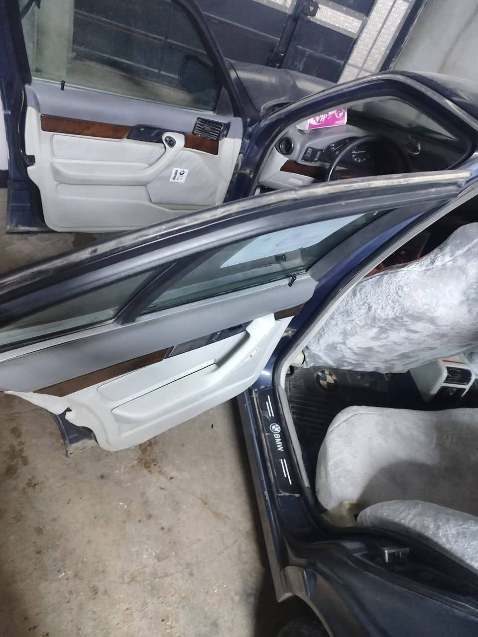 من رخصت الادمن 
سلام عليكم BMW للبيع موديل 1992 مشروع وطني كابون بانزين سنوية لحد 28 سيارة ضررها تكمة والبابين مبدل بلاد طرف السكن والسقف شبرين معجون كير محرك شرط والمكينة كبس 7 نمر ويا البك غير متواجد على فيس الاستفسار ‏‪0770 121 6446‬‏
