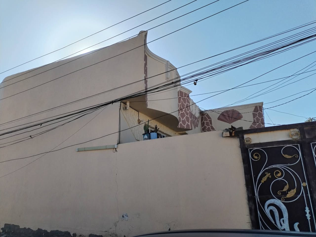 السلام عليكم بيت للبيع حي رشيد مساحه ٢٥٠
متر بناء حديث اول شارع حي رشيد السعر مناسب ٥٤ بي مجال بسيط اللاستفسار اتصال *********** مراجعه مكتب النوارس شارع مستشفى الامام
