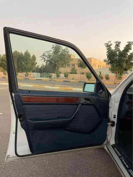 مارسیدز مۆدیل مۆدیل 1992
تەنها یەک پارچەی بۆیاغە لەسەر ساغە  
مەکینەی 300ديلکۆ بەشەرتی قوەتو هەستان ماشاءاللە ئەوێت 
پیشوو دوای گۆڕاوەو بەشەرت تەقو ڕەقە تەبریدی وەکو سەنیک ساردە بەشەرت ❄️کامل ئەشیای تەبریدی گۆڕاوە  چوار تایەی لۆک بێ نوقسانی هەموگیانی بەشەرت مەکینەی لۆک لۆکی خراوەتە سەر هەموو شتیکم بەڕوونی نووسیوە ناونیشان کەلار  
سعری 78وەرقە مەعامە لەیەکی برایانە 
ژمارەی موبایل *********** Singapore
