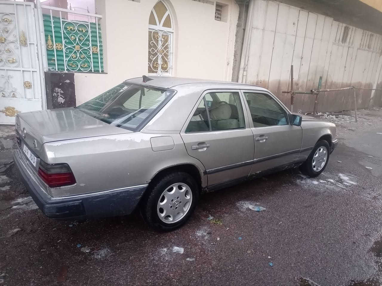 السلام عليكم للبيع مرسيدس دب موديل 88رقم بغداد هزة شرط التحويل تبريد شغال سنوية لل30 المكان بغداد السعر 40للستفسار***********
