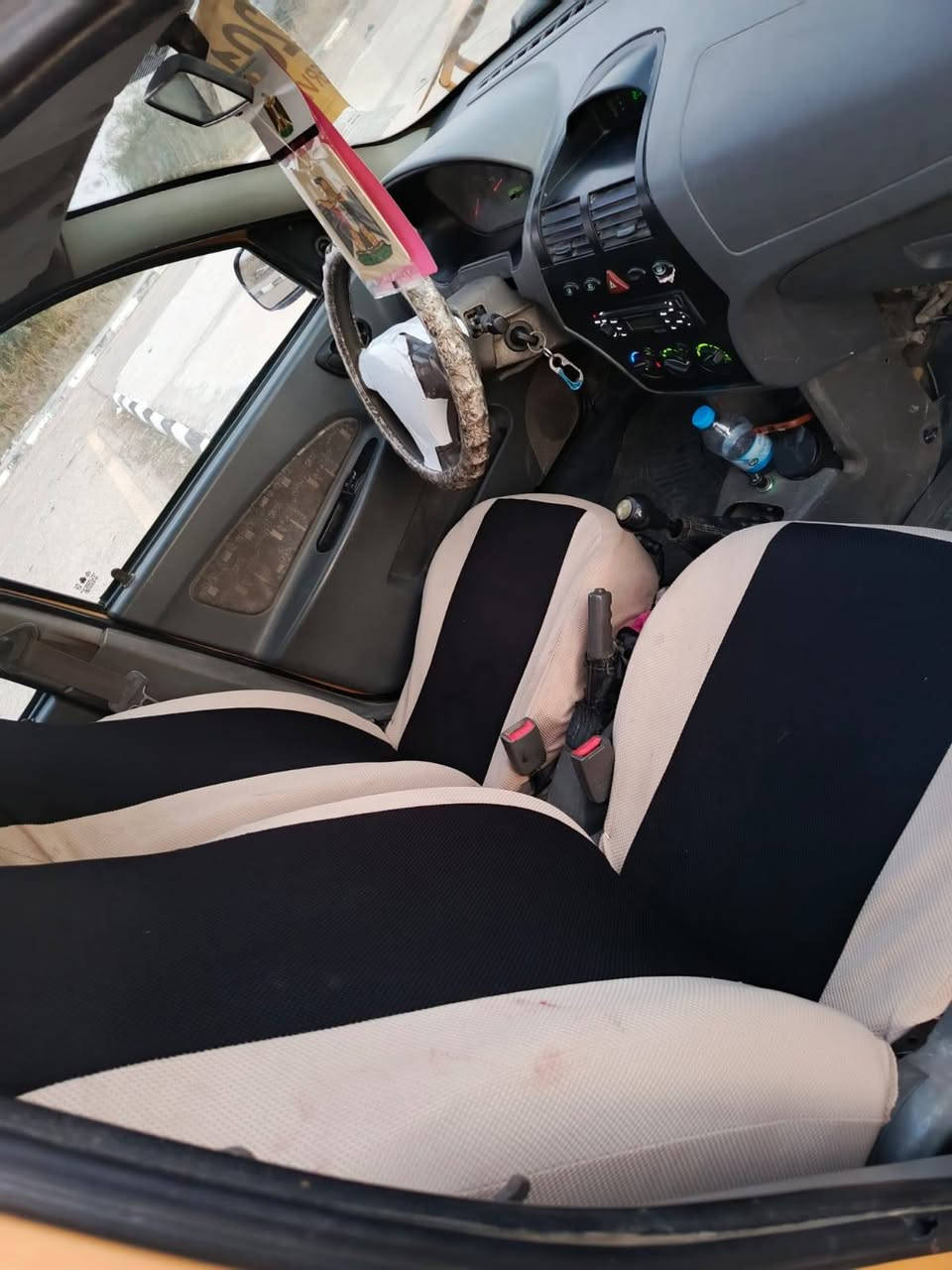 سلام عليكم طيبه البيع موديل 16  سياره مكفوله كير مكينه تخم تاير جديد حداديه جديده باتري جديد تبريد شغال مصفره هيئه وغرامات سنويه 28 تحويل ثاني سعر 43  مكان سياره كوت مركز المدينة رقم ***********
