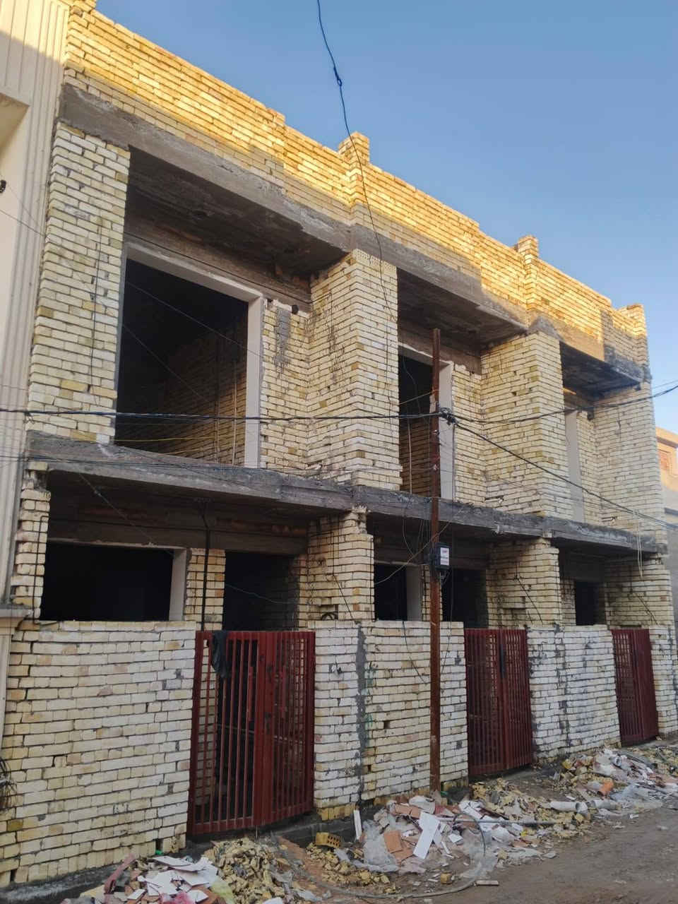 كل واحد من الطابق الارضي غرفة وصاله ومطبخ وصحيات
والطابق الثاني غرفة وبيتونة يباع كامل مع التقفيل او 
على هذا الحال هيكل مع كهرباء وماء ومجاري وسيراميك 
السعر كامل 65 مليون
السعر هيكل على وضعة 50 مليون
قابل للتفاوض علما ارض زراعي سند 25 
وفاتح بيان بية وكالة من صاحب البيان .
للاستفسار الاتصال العنوان الدوانم قرب الري والشرطه الخامسة
***********.
