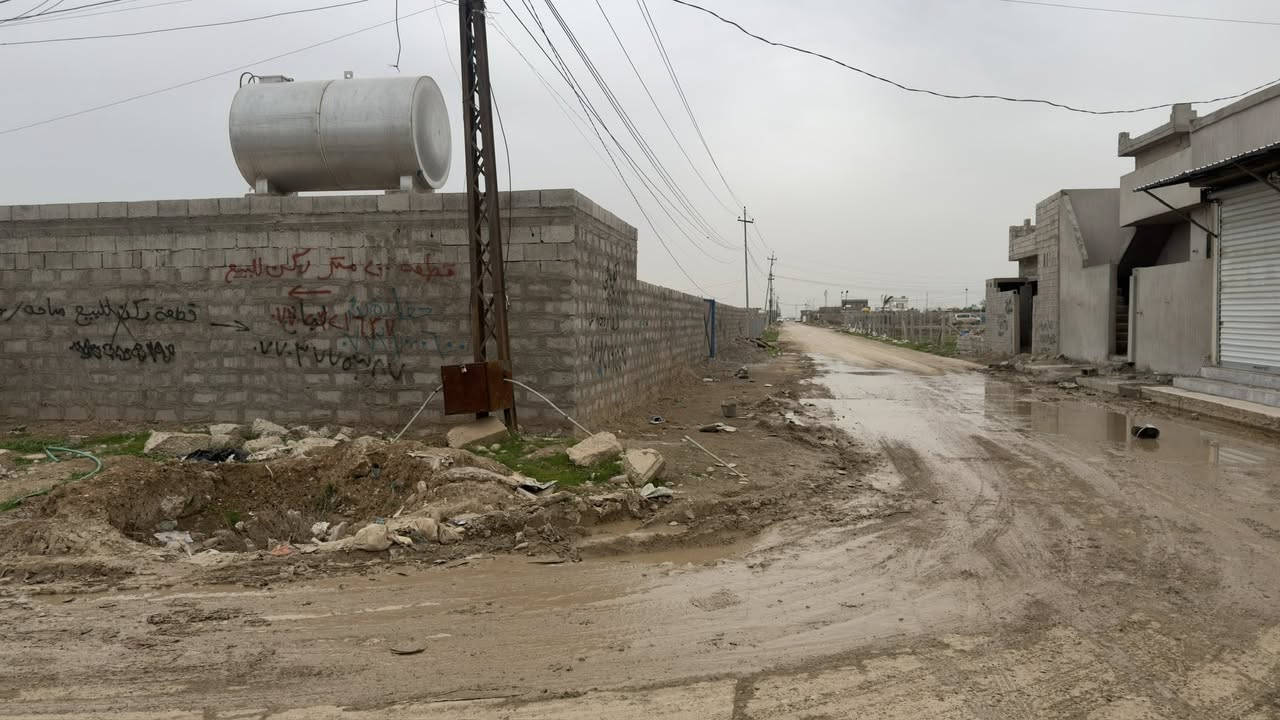 بيت للأيجار مساحة 100 متر بحي بدر قرب مقر الحشد ع شارع المزارع بيه غرفة نوم ومطبخ واستقبال وكراج  ماي وكهرباء وتبليط كامل ايجاره 250 الف ويه الكهرباء وماي للأستفسار ***********
