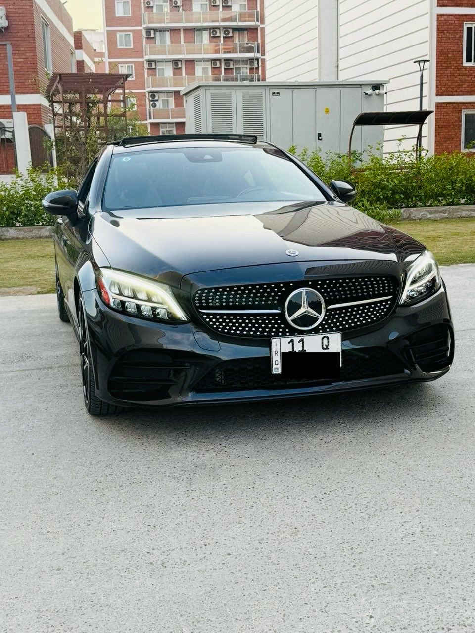 * مواصفات مرسيدس C300 كوبيه 2023: 
* المحرك: محرك تيربو 4 سلندر سعة 2.0 لتر بقوة 255 حصانًا. وارد أميركي �
* ناقل الحركة: أوتوماتيكي 9 سرعات. �
* نظام الدفع: دفع خلفي أو رباعي (4MATIC). �
* التسارع: من 0 إلى 100 كم/ساعة في 5.3 ثانية (4MATIC). �
* الميزات الداخلية:
    * إضاءة محيطية بـ 64 لونًا. �
    * نظام صوت Burmester ثلاثي الأبعاد (اختياري). �
    * مقاعد أمامية مدفأة. �
    * تشطيبات داخلية من الخشب ومفاتيح لمسية. 

    * كاميرا 360 درجة. �
    * مساعد النقطة العمياء. �
    * نظام تحكم تلقائي في المناخ. �
    * نظام ملاحة. �
    * فتحة سقف بانورامية 

      حادث السياره جاملغ خلفي جهه السائق 
     بدون دواخل وبدون ايرباك السياره ماشيه 
     24الف مايل السياره مكاني بغداد 
الاتصال *********** واتساب
