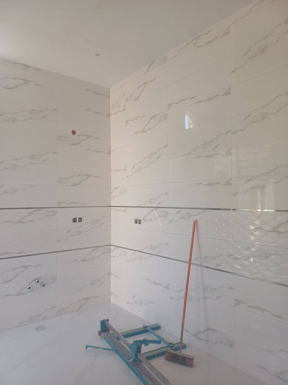 السلام عليكم خلفه سيراميك ارضي جداري ***********
