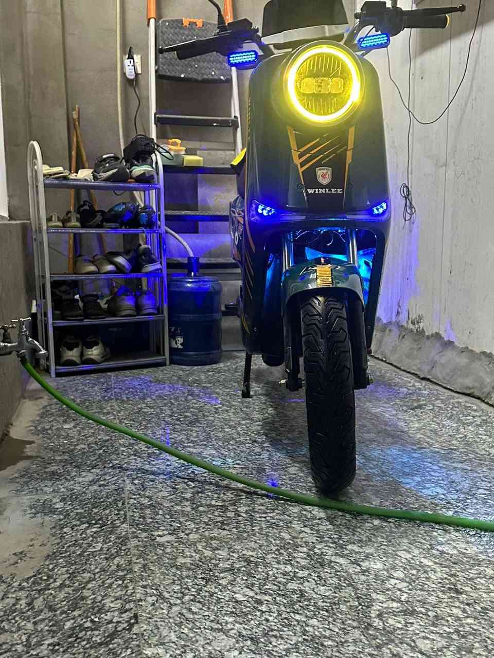 السلام عليكم دراجه شحن للبيع R11 من شركه والي  موديل 2025 لون زيتوني مبينه بل صوره سوده مواصفاتت
5 بطاريات اكبر شي 32 امبير 
حجم 20 
ملف 2000 نحاس حقيقي 100/100
تمشي بل شحنه وحده 60 كيلو 
لبريكات هودرويلك 
سرعه بل شاشه تقره 109 حقيقي 80 
لايت زنون قوي 
دبل اشاره اشاره يمنه يسره 
اناره اي ليدي 
فتغراليه ويه لبريك 
الدراجه خير من الله وطستها كلش ناعمه وحلوه 
سعر 570 وبيها مجال 🤩 
مكاني بغداد جميله شارع خير 
للاستفسار *********** رصيد أو واتساب
