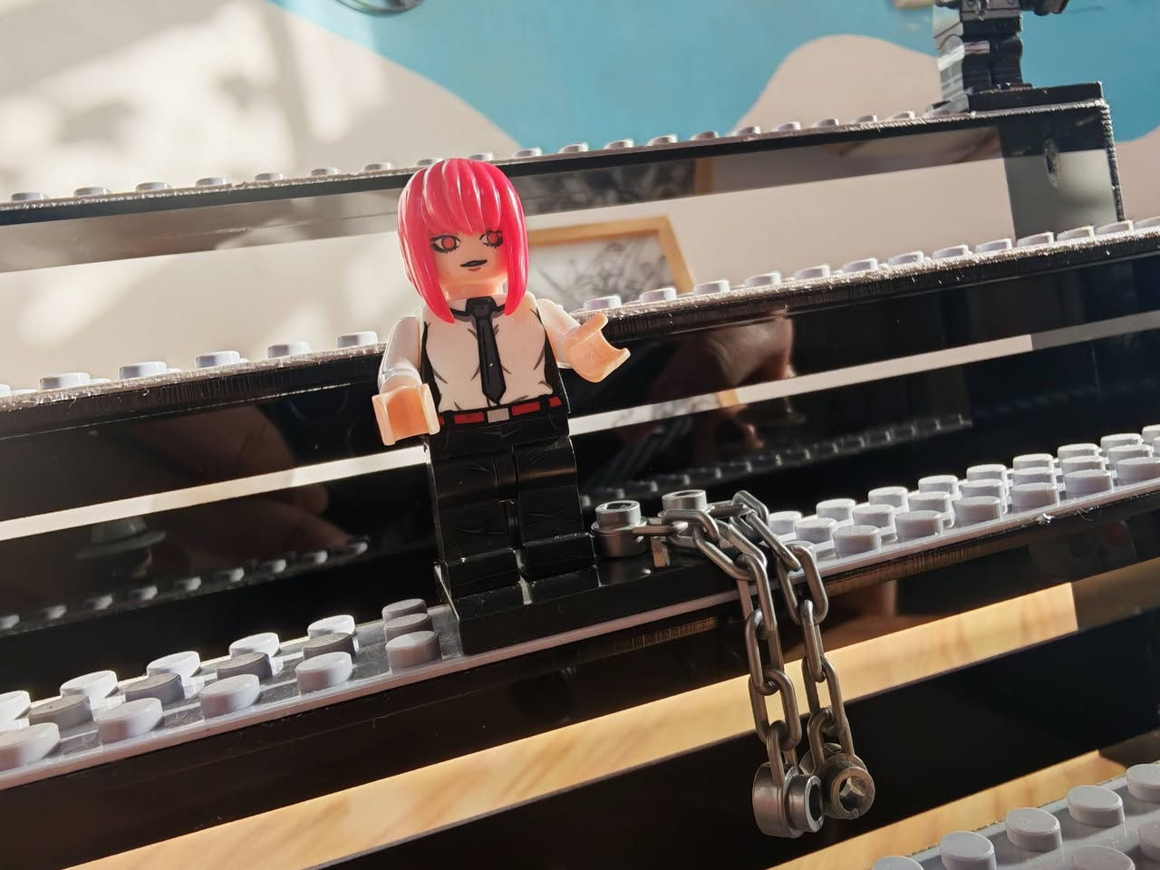 منصة عرض احترافية لشخصيات الليغو  -ذو تصميم مدرج 🏆
عارضة مميزة خاصة لشخصيات الليغو ذو قاعدة مكعبات متوافقة (اي انها مزودة بنقاط تثبيت الليغو) لضمان ثبات الشخصية و عدم سقوطها كما هو موضح بالصور ، و هذا ما يجعلها مصممة خصيصا لمحبين الليغو
مصنوعة بلون اسود فخم يبرز الوان الشخصيات الزاهية

مدرجة ضمن اربع طوابق و ذو عرض (٢٦ سم) يتسع لقرابة ٣٢ شخصية مختلفة، الصورة الأخيرة من المنشور توضح كم شخصية ممكن ان يصل الطابق الواحد من العارضة

مثالية للرفوف و خزائن العرض الزجاجية 

لمن تفيد هذه العارضة؟
١- لتجار مجسمات الليغو لعرض المجموعات المختلفة
٢- لهواة تجميع مجسمات الليغو لعرض مجسماتهم المختلفة و تصويرها

الشخصيات الموجودة ضمن العارضة هي للعرض لا تأتي مع العارضة، يمكن بيعها بشكل منفصل، وهي مجسمات ليغو للشخصيات التالية
١- شخصية ماكيما (makima) محبوبة الجماهير من انمي رجل المنشار 
٢- شخصية ايتاشي (itashi) من انمي ناروتو
٣- ملك القراصنة لوفي بملابس الصيف و المشروب
٤- موزان، ملك الشياطين من انمي قاتل الشياطين (demon slayer)
٥- غيوتارو، الشيطان الشهير في انمي قاتل الشياطين 
٦- ساو (saw) لمحبي عالم الرعب

سعر العارضة لوحدها : ١٥ الف دينار

سعر كل شخصية بشكل مفرد : ٣ آلاف

اما اذا كنت تريد العارضة مع كل الشخصيات فيكون السعر  فقط ٢٧ الف ☑️ 

توصيل خمسة آلاف لجميع محافظات العراق 🙏🙏🙏🙏🙏


**إذا كنت صاحب هذا الإعلان وتريد حذفه لأي سبب، رجاءا أرسل رسالة إلى الدعم الفني**