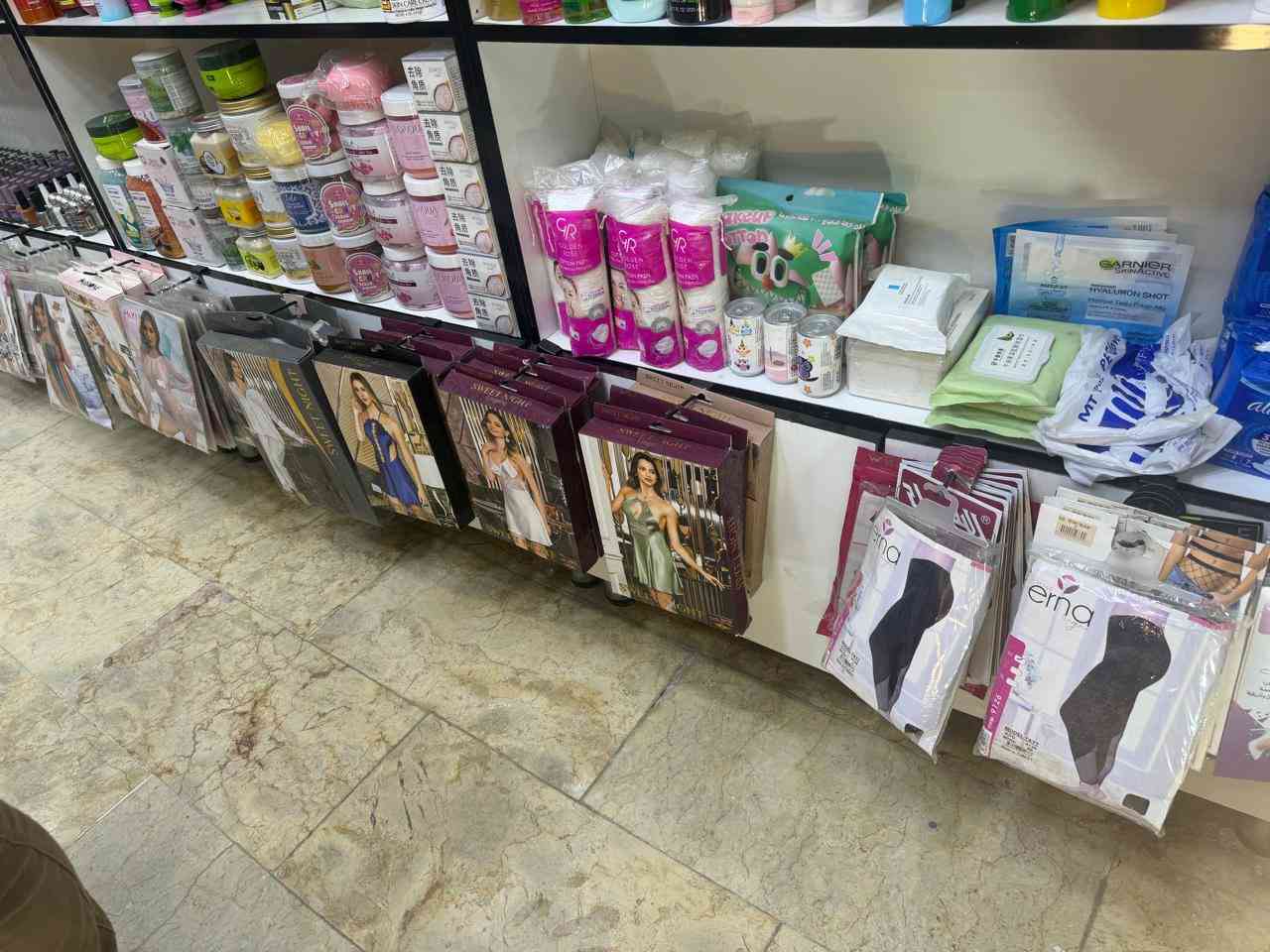 بوتيك كامل للبيع
لعدم التفرغ
وايجار المحل 400 الف 
او بيع البضاعة فقط
البضاعة متنوعه 
( ملابس / مكياج / عطور / اجهزه كهربائيه تخص الصالونات )
اغلب البضاعه براندات اصليه قيمة البضاعه الموجوده بسعر الشراء حالياً ب 27 مليون  
ضمن نظام المحاسبي المستخدم بالبوتيك
 ( برنامج البيان )
ابيع مستعجل بسعر مناسب جداً 
تريد تجرد ماعندي اي مشكلة 
الرجاء  عدم التعليق السبلي 
والسعر الي طالبه حالياً للجاد بالشراء بي خير من الله 
للي يريد يستفاد 
وبالعافيه عليه 
عنواني بغداد الرصافة
للأستفسار الاتصال على الرقم 
***********
