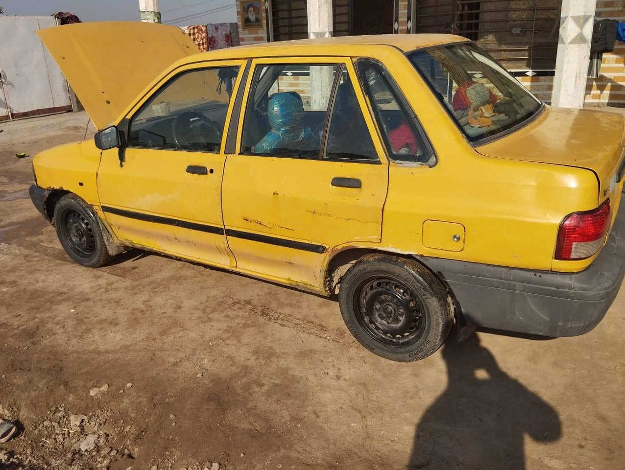 سلام عليكم سايبه للبيع موديل 2012 رقم احمر بيه بس الرابع يفلت كير ومكينه خير من الله جاهزه السعر 11 ورقه وبيه مجال الرقم ***********
