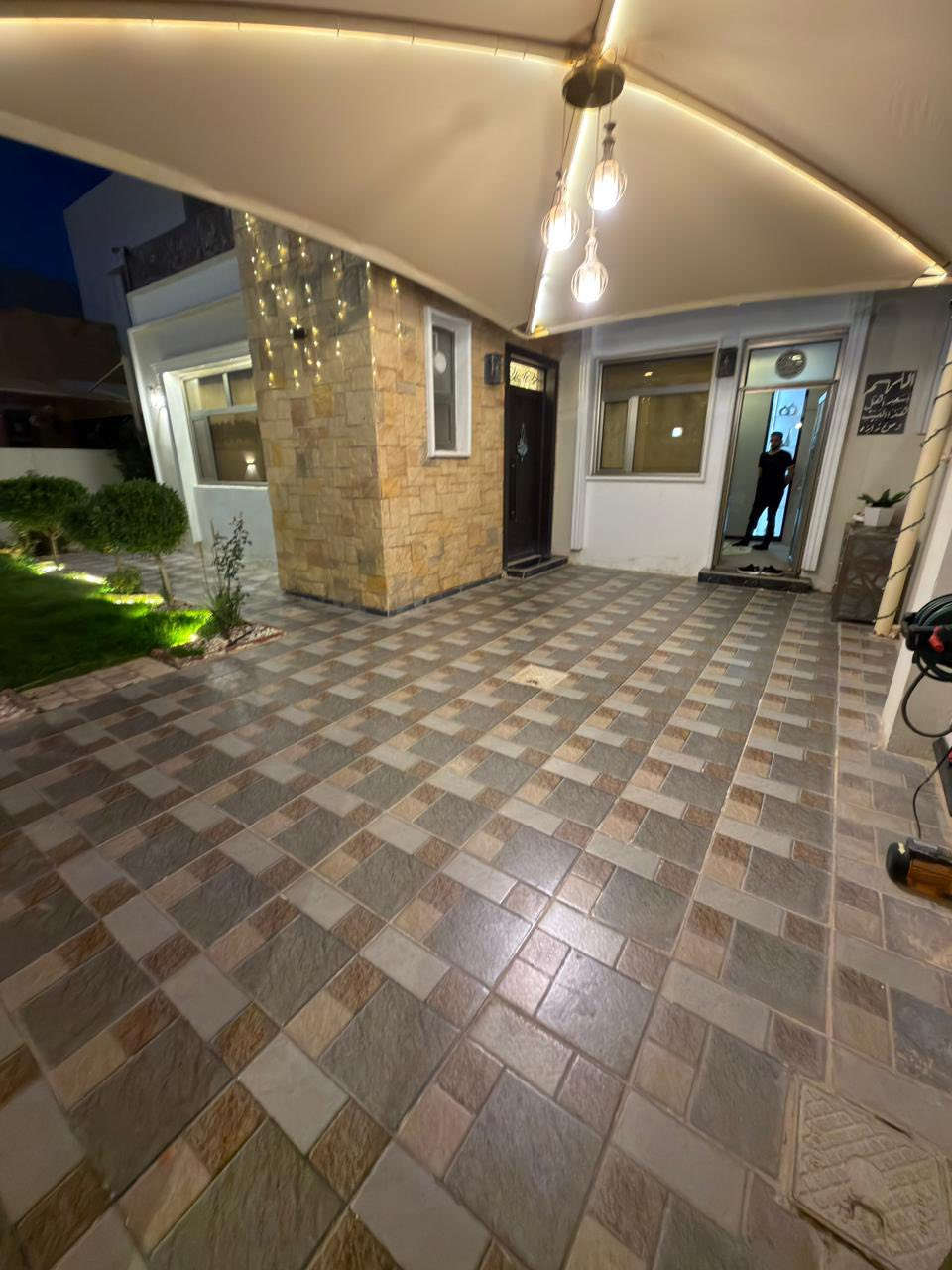 دار للبيع في تكريت مجمع بيتي زون اول
المساحة 260 متر 

الدار مغير بل كامل وعل سايدين

يتكون الدار من 

ثلاث غرف نوم 🛌 

واستقبال ومطبخ 

وكراج وحديقة غرف طابق الثاني سويت 

شغل فول سحب مغربي شبيابيك المنيوم 

الدار ويا سبالت عدد 5

كاونترات + ويا كامرات الدار

الدار حرر مسدد تحويل مباشر سند

ديكورات والسعر مناسب التواصل معا صاحب الدار مباشر

للاتصال/***********
