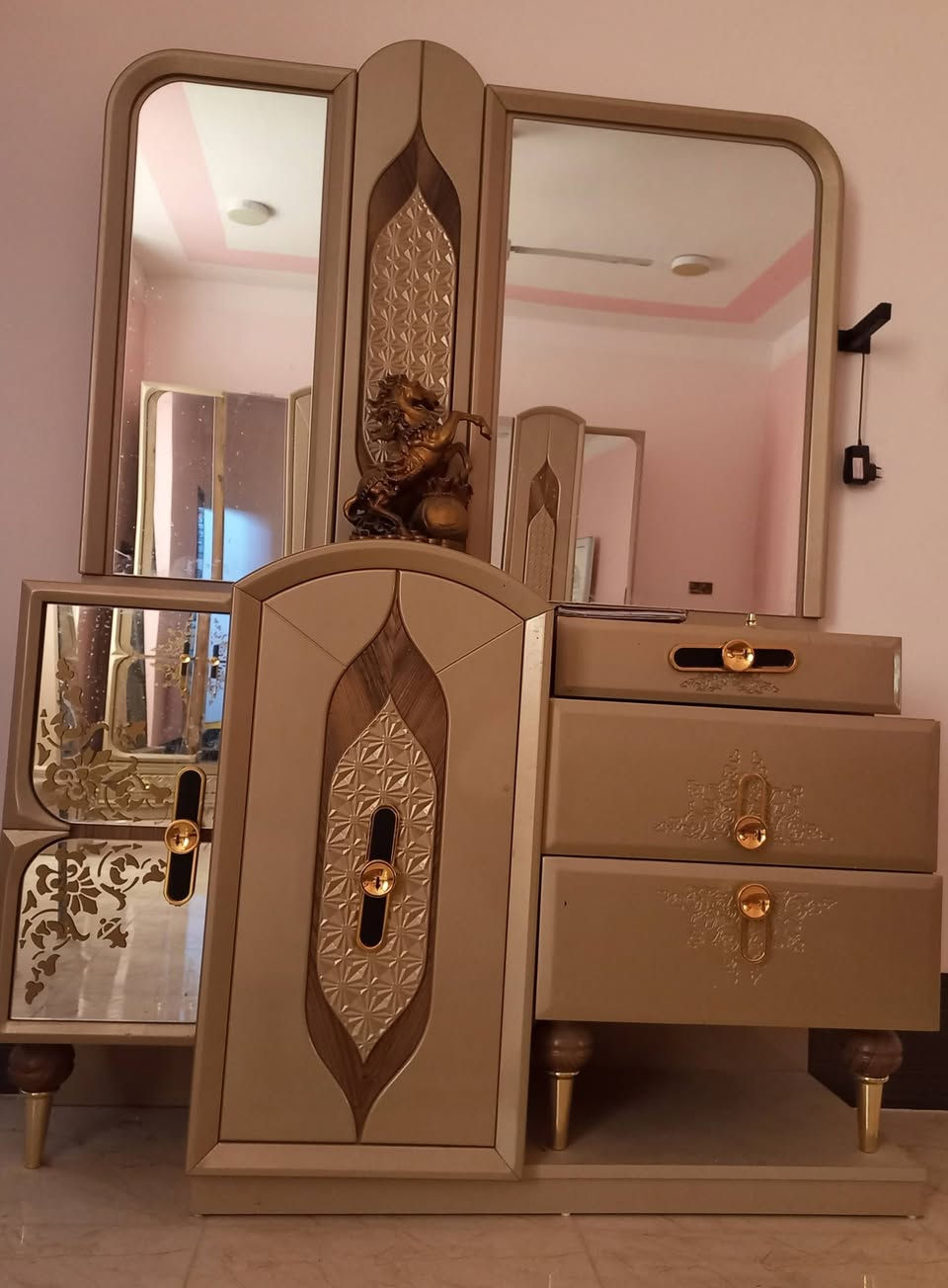 غرفة نوم تركية (Modern Minimalist) - للبيع
غرفة متكاملة تجمع بين التصميم الهندسي التركي وكفاءة الاستخدام.
​المنشأ: صناعة تركية (جودة خشب عالية وتقفيل دقيق).
​الإضاءة: نظام إضاءة مدمج (Built-in) مدروس لتوفير راحة بصرية.
​التخزين: كنتور 6 أبواب بتوزيع داخلي ذكي + ميز تواليت بأدراج انسيابية.
​التصميم: مزيج من ألوان النيود (Beige) والخشب الثقيل
​الحالة: ممتازة، تم الحفاظ عليها بمعايير عالية.
​السعر: [مليون و750] (غير قابل للتفاوض إلا للجادين).
للتواصل: [***********]
