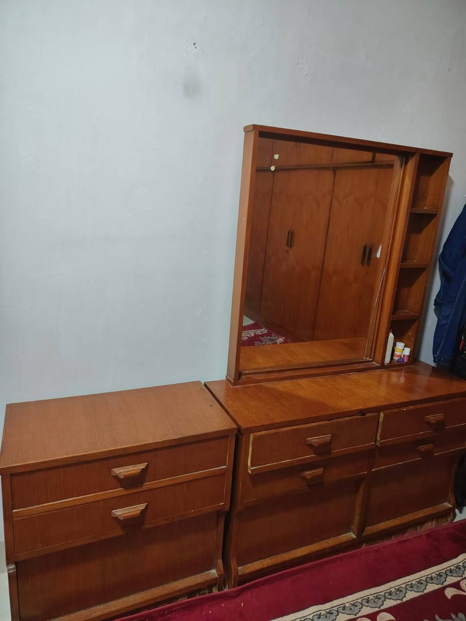 غرفة نوم خشب صاج ٦ أبواب وملحق السعر ٧٠٠ الف الفلاح الثانية قرب بانزيخانة المنهل ***********
