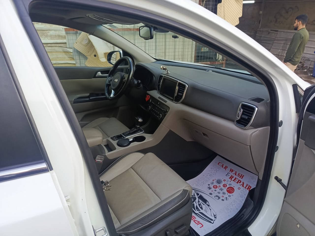 السلام عليكم
سبورتج 2018 خليجي
محرك GDI 2.4 AWD
فول مواصفات
مواصفات الجيتي لاين  بس بدون صندوك الكهرباء والتبريد بلكشنات
  غرفتها نضيفه بلادي جانت مغلفه من اول يوم كشنات سبورت حضن لونين جلد مخرم
حداديتها جديده تايراتها نص عمر بطاريه جديده
دسكات دبل لنك جديده يعني السياره مناقصها شي حتى حمام متحتاج
دهن كير جديد تم تبديله على ضوء الكتلوك بعد ماعبرت ال 120 الف كيلو
بلاديه على وضع الشركه لا مبدل بيها شي ولا عاطل  بيها  شي ولا مبرمجه 
السياره اخذتها زيرو بسنتها وعلى ايدي ومكفوله من كلشي الا من رصعات على الجانب الايسر تتصلح بارد او بي دي ار اني ممشتغلها مخليها على وضعها
ماشيه 127 الف كيلو

   متواجد بغداد بحي الجهاد وحي الحسين والسيديه
رقمي *********** ومتوفر واتس اب
السياره عارضها 185  وبيها مجال ان شاء الله
