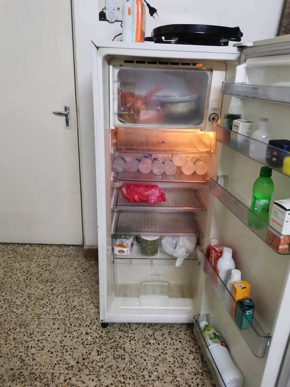 ثلاجه توشيبا 
نضيفه جداً 
من الخارج ومن الداخل
سعرها 250 

مبرده كونفيرا 
سعرها 75


**إذا كنت صاحب هذا الإعلان وتريد حذفه لأي سبب، رجاءا أرسل رسالة إلى الدعم الفني**