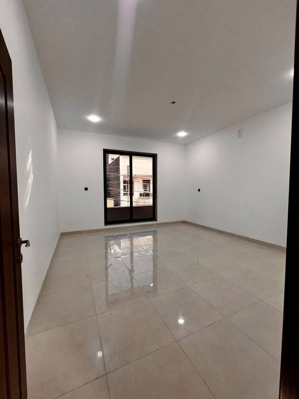 دار 100 م للبيع زيرو واجهة 5
يحتوي على 4 غرف نوم
 وصحيات عدد 2
بناء حديث درجة اولى واجهة مرمر 
حي الجهاد المخابرات مربع 300
للأستفسار *********** واتساب
