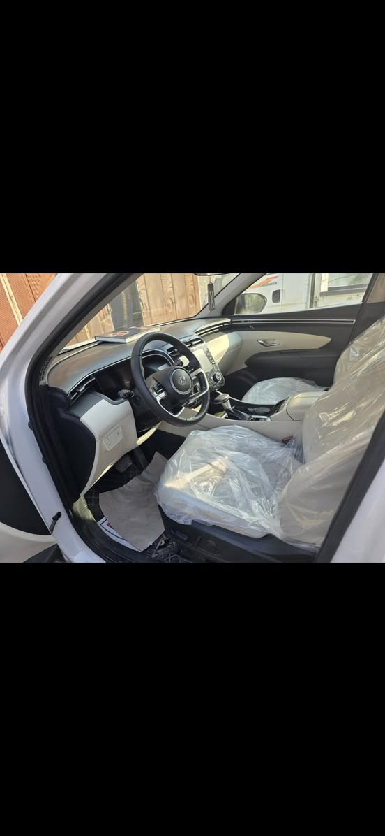 السلام عليكم توسان موديل ٢٤ داخلها الابيض المرغوب وشاشه دجتال السياره مكفوله ماشي ٢٧ رقم بغداد انگليزي وبسمي فول عدا البنراما السياره بعدها بحاله الزيرو سبير منازل للتواصل ***********
