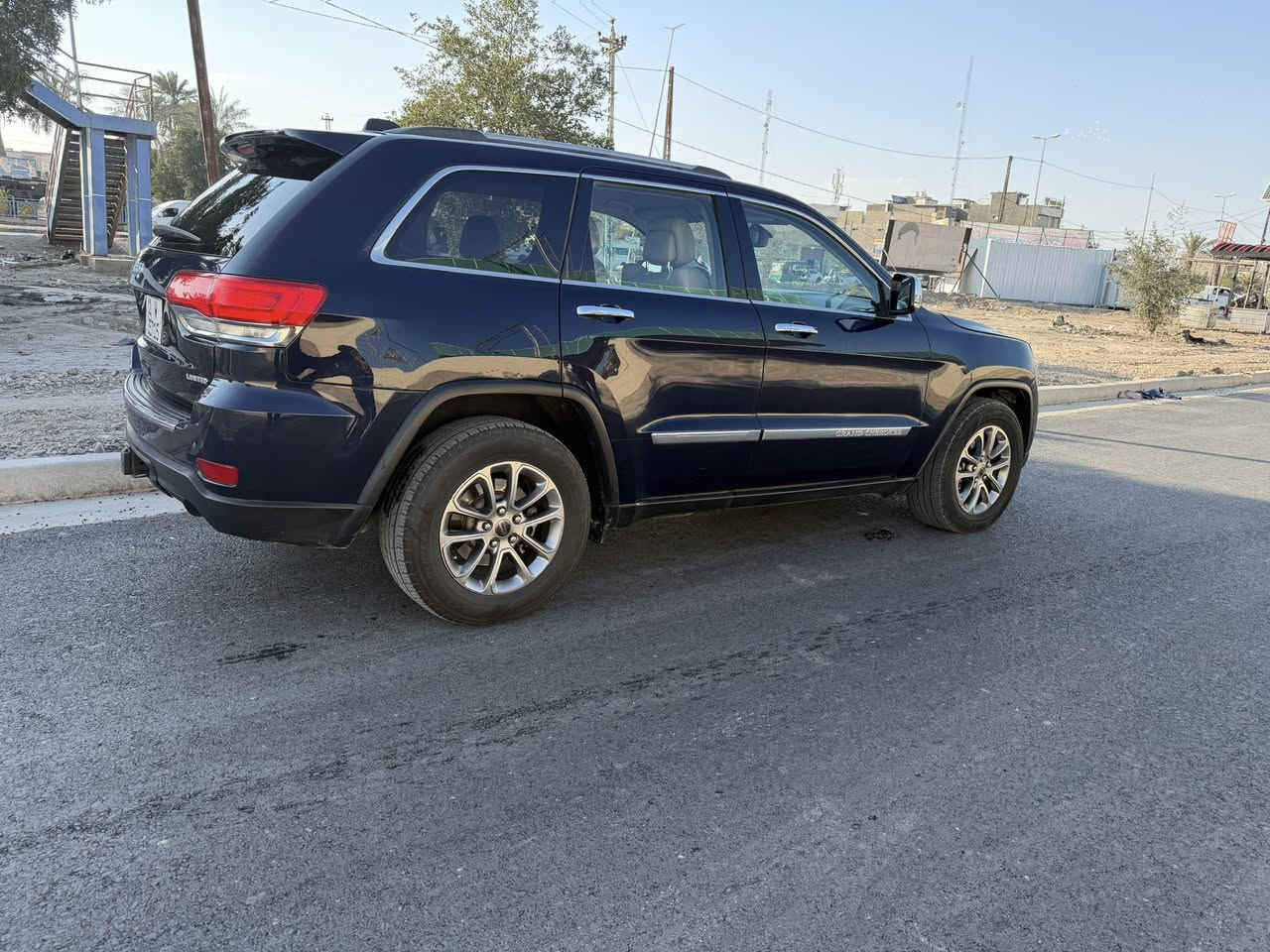 السلام عليكم   2014Jeep  الون نيلي بيها ٥ قطع صبع بدون دواخل ماشيه ١٧٧ سياره جاهزه مابيها نواقص مكينه كير خير من الله تخم تاير جديد السعر162    بيها مجال بسيط مكاني بغداد  ***********
