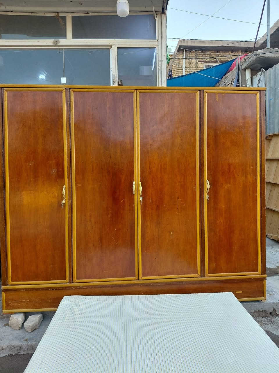 كناتير صاج مستعمله ابو الاربعه وابو اثلاثه مع بوفيه متر ونص صاج عنوانهم كوت حي الجهاد الجهاد النجارين نجارة ومعرض الحجامي الاتصال او مراسلة الصفحه ***********
