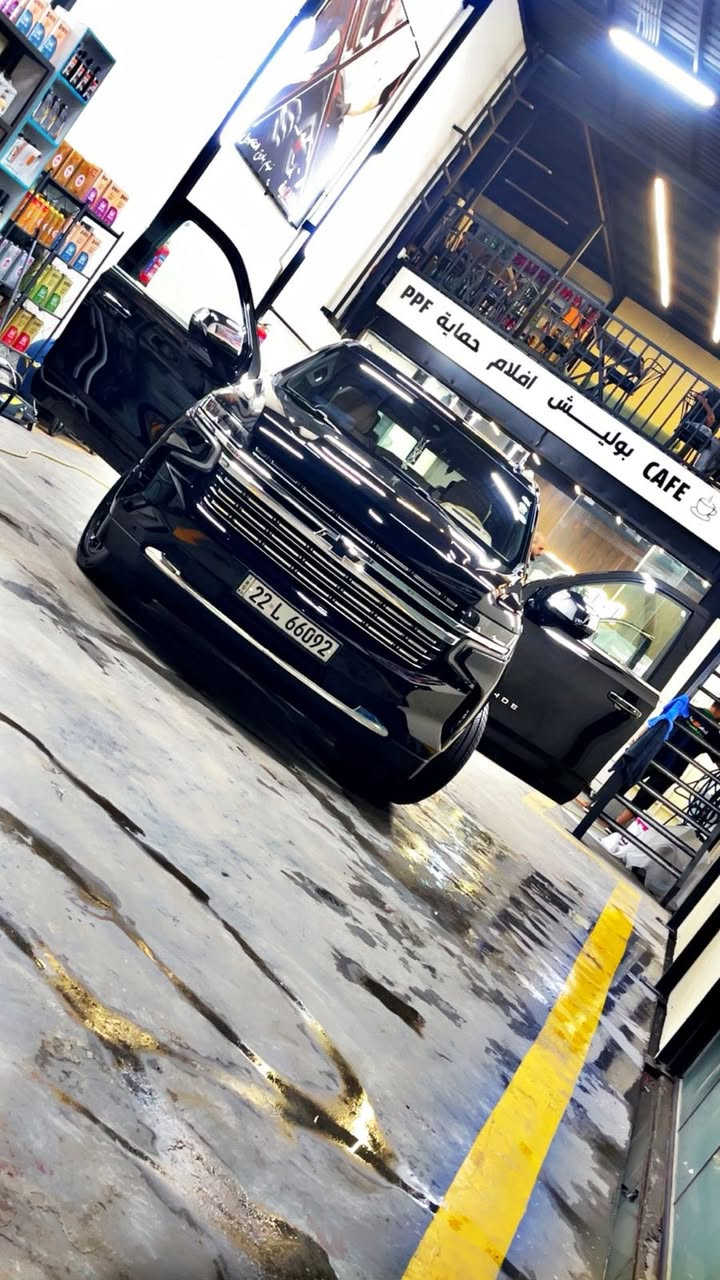 السلام عليكم 
تاهو 2021 بريمير 
اعلى مواصفات بالتاهو 
معروفة مواصفاتها ام الجكات
السيارة رقمها اربيل بأسمي 
ماشية 145 الف 
السيارة بيها شخط شبر بالباب مال سايق جوة المراية 
مسوي بي بي ار ومجرور كرت يعني مصلح وبيها رصعة
وبيها شبر صبغ بالدعامية الخلفية
البقية كفالة كلها من الدعامية للدعامية 
مكان السيارة بغداد ورمادي
رايدها ب465 وبيها مجال بسيط 

***********
