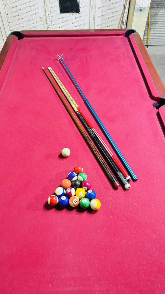 السلام عليكم
ميز بليارد امريكي عدد 2للبيع 

معه ملحقاته  الكوير قريه ام ركيبه 

للاستفسار اكثر الاتصال ***********
