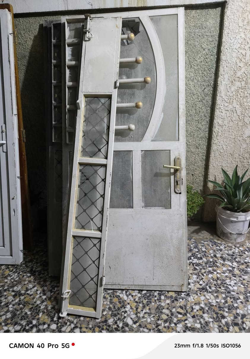 يوجد ابواب وشبابيك ٥شبابيك ٣ابواب حديد مع الجام وابواب خشب وباب pvcوهوائي حمام للبيع في منطقة الاصلاح مقابل بوب الشام للتواصل الاتصال ‏‪***********‬‏ يوجد واتس اب
