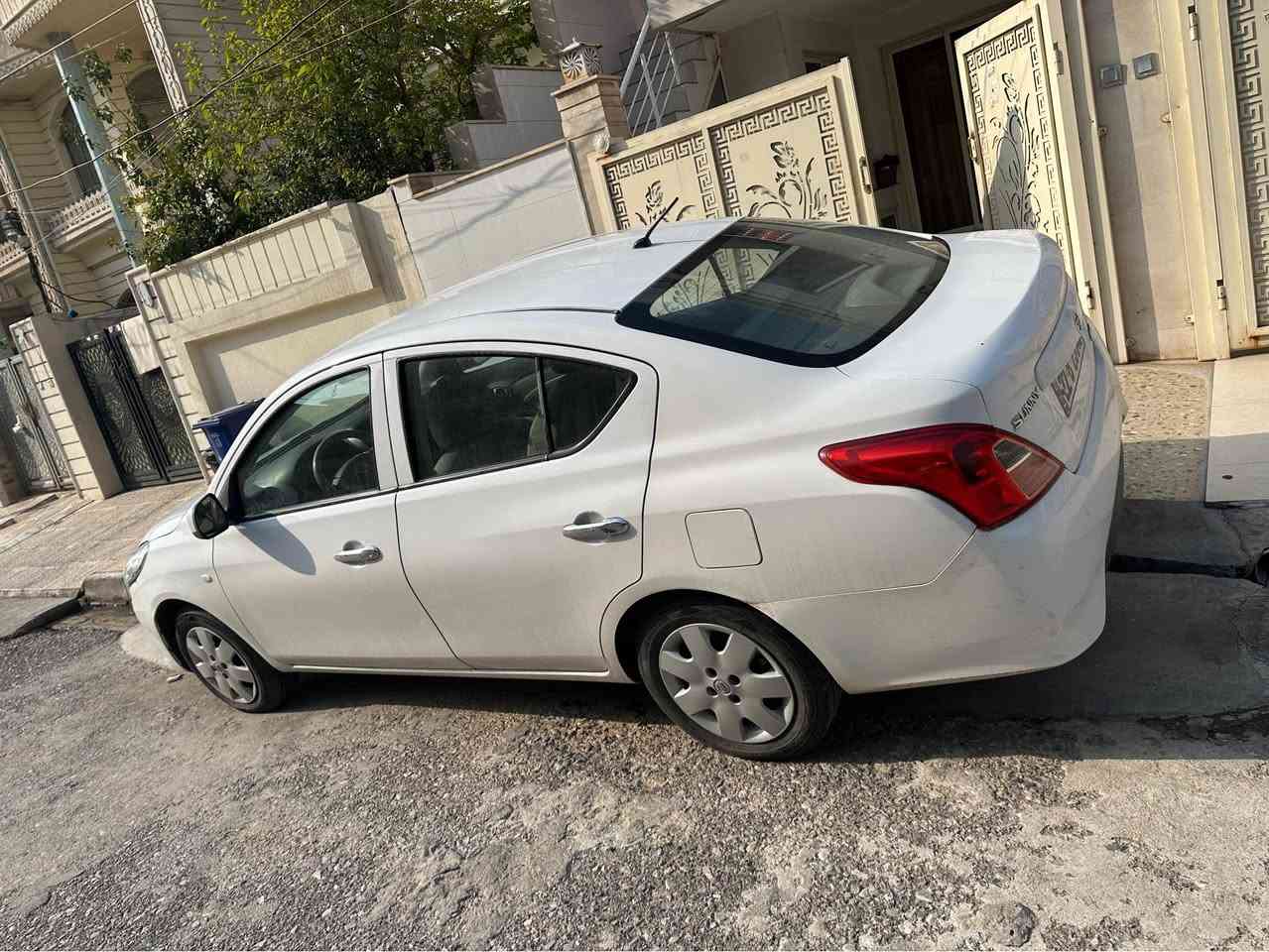 نيسان صنى موديل ٢٠١٧  مكينه و كلها بشرط بيها اربع قطع صبغ بدون دواخل سياره ماشى ١٠٠ الف سنويه جديد حتى ٢٠٢٩ سياره ب اسمى شخصي مكان أربيل رقم تلفون *********** أربيل, العراق
