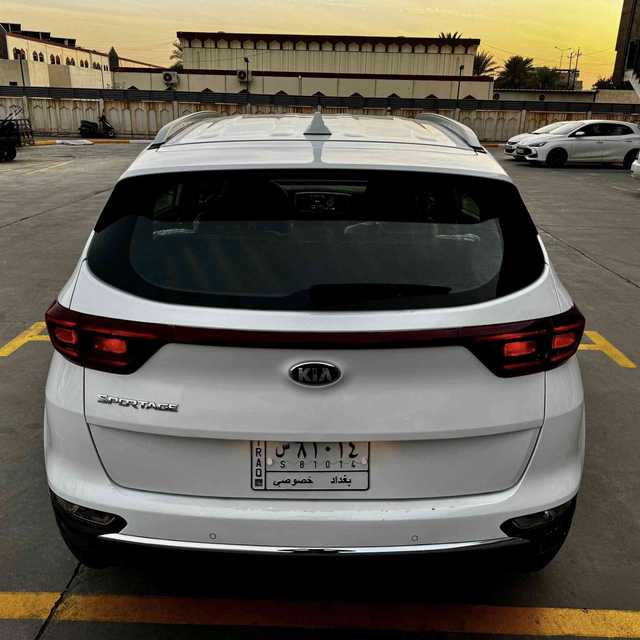 KIA SPORTAGE (ضمان الدولية العراقية)
الموديل :-2021
عداد المسافة :- 92000 كم استخدام شخص واحد من الوكالة
لوحات التسجيل :- بغداد خصوصي سنوية مجددة 2027
المواصفات :- 
1- اريل نفكيتر وشاشة اصلية وكامرا
2- المواصفات الاساسية المعروفة
السعر :-20.000$ وبيه مجال جدا جدا بسيط
العنوان :- الكرخ / حي الخضراء
للإستفسار :- ***********
ملاحظة :- السيارة مشتغله حمام وبولش وادامة فلاتر ودهون كلة جديد
