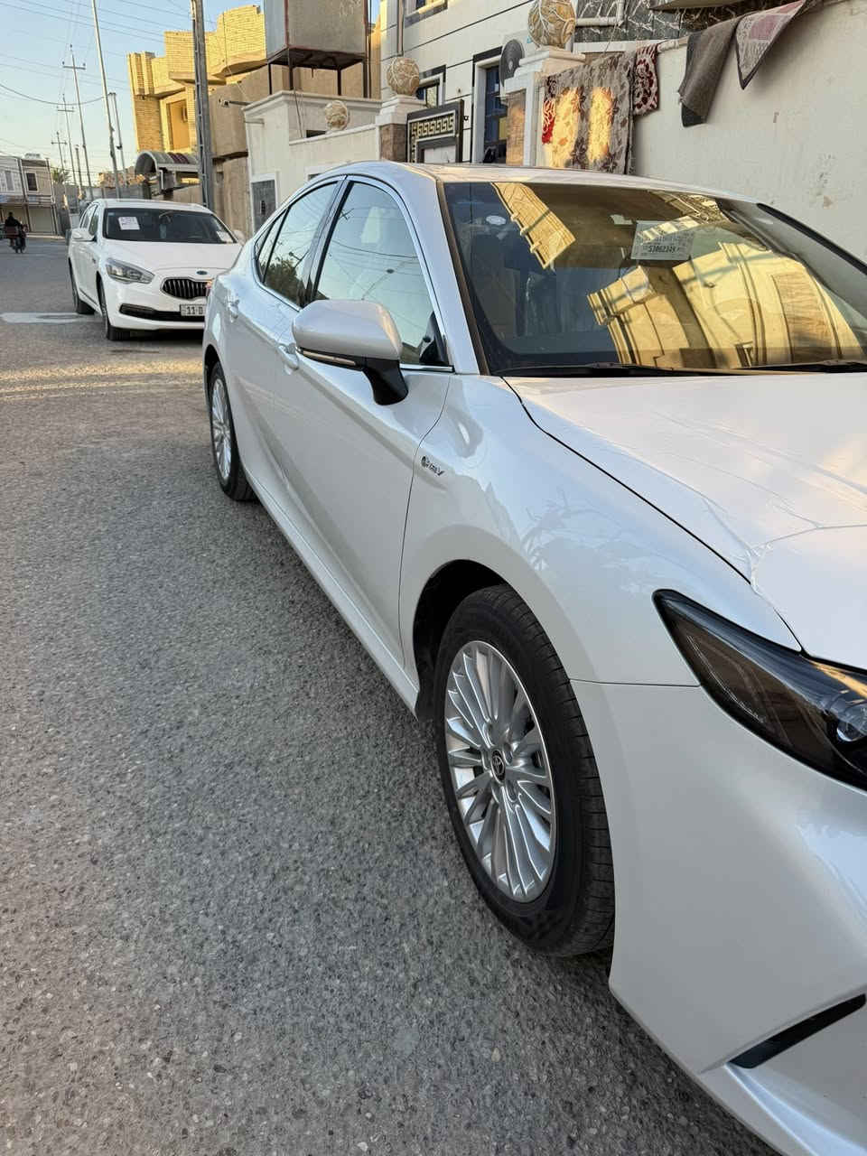 السلام عليكم كامري شركه عبد اللطيف  هايبرد بعدها على وضع الشركه فول مواصفات مكان السياره الحبانيه رقم صاحب السياره ***********
