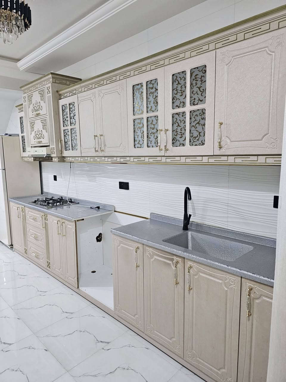 كاونتر ملكي كامل خشب مع طباخ ومرشحه + كامل مرمر 

القياس الكلي 4 متر 30 مستخدم ولكن نضيف جدا 

*********** ***********
