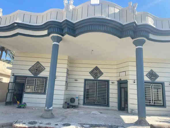 سلام عليكم يعلن مكتب حميد للاستثمار العقاري بيت للبيع مساحه 900 متر يحتوي على 3 غرف نوم صاله ومطبخ وخدمات وحولي طابو زراعي سند 25 منطقه الدوانم قرب الشرطة الخامسه ركن على شارعين السعر مناسب جدا لاستفسار اتصل على الرقم ***********ابو عبدالله
