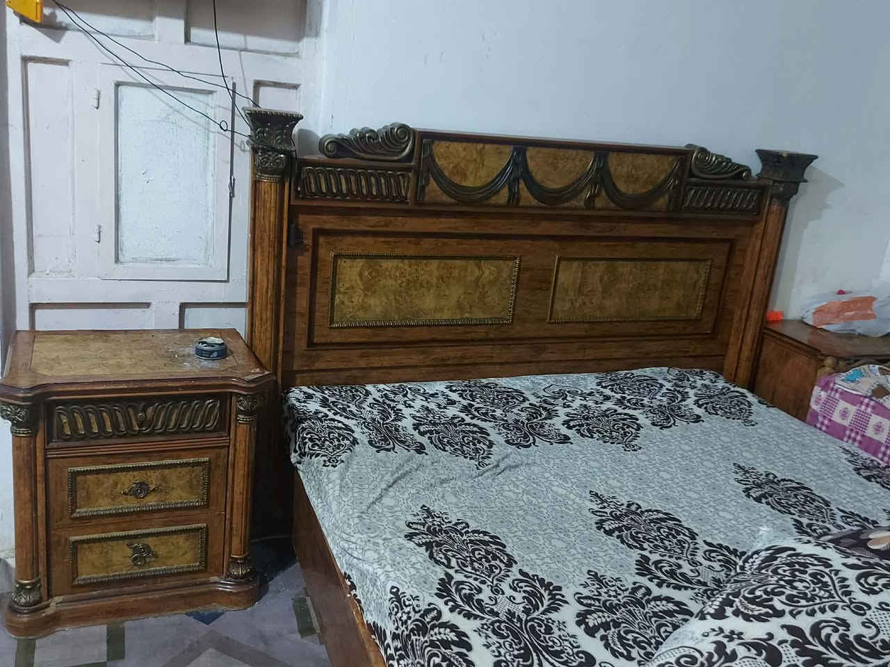 غرفه كامله ونظيفه للبيع 
٢٠٠ وبيها مجال للشراي 
مراسله خاص او الاتصال على رقم 
***********
عنوان كوت الزهراء شارع مستشفى الزهراء
