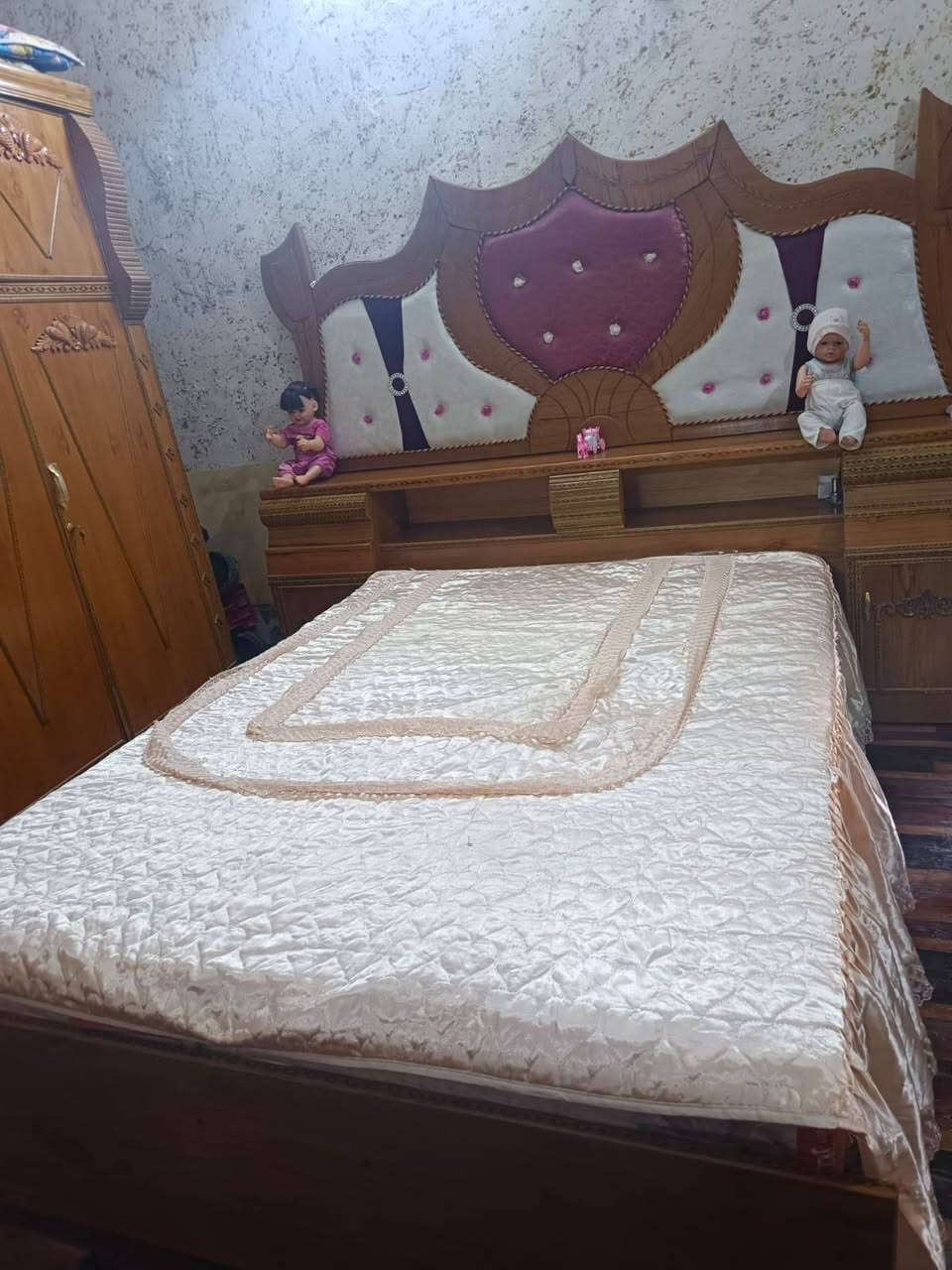 سلام عليكم غرفه نوم تسكام جديده ماصرله اقل شهر من مشتريه  سعره 850 وبيه مجال تواصل رقم وتساب ***********
