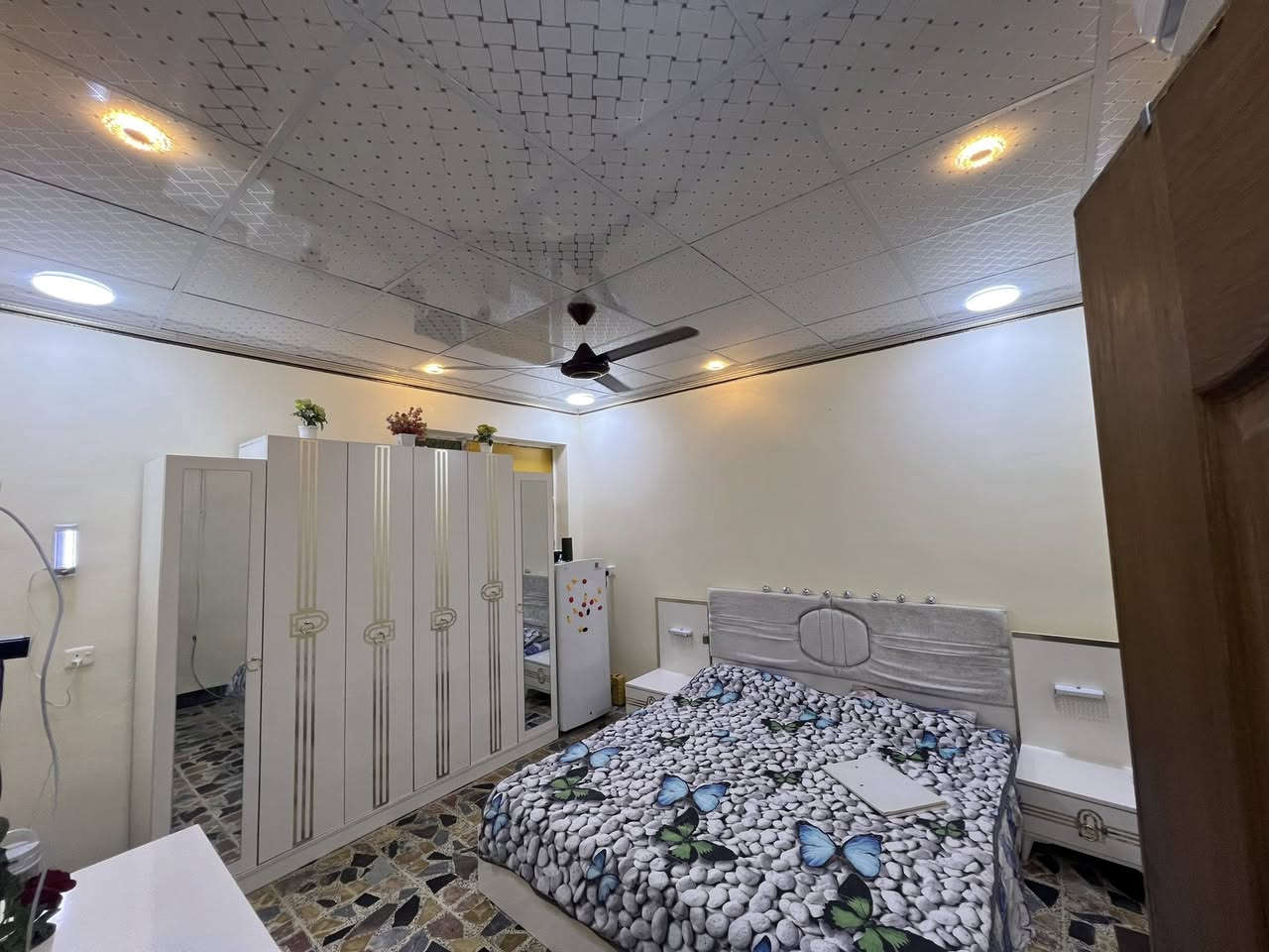 السلام عليكم بيت لبيع مساحه 153 متر واجه 6 وربع ونزال 25 يحتوي البيت على 5 غرف نوم +هول واستقبال ومطبخين وصحيات عدد 2  سعر المتر مليونين ونص 
الموقع بغداد الجديده قرب جامع عرفات 
الاستفسار ***********
