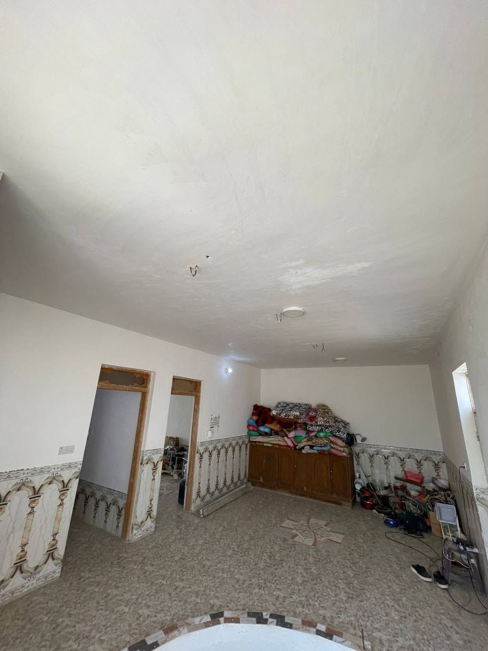 دار طابو زراعي سند 25 حي المتنبي مساحة 450 متر بناء قاطين الطابق الأول مطبخ واستقبال وصاله وغرفه نوم والطابق الثاني غرفتين نوم وصاله وبلكونه السعر ب97 للاستفسار الاتصال ***********
