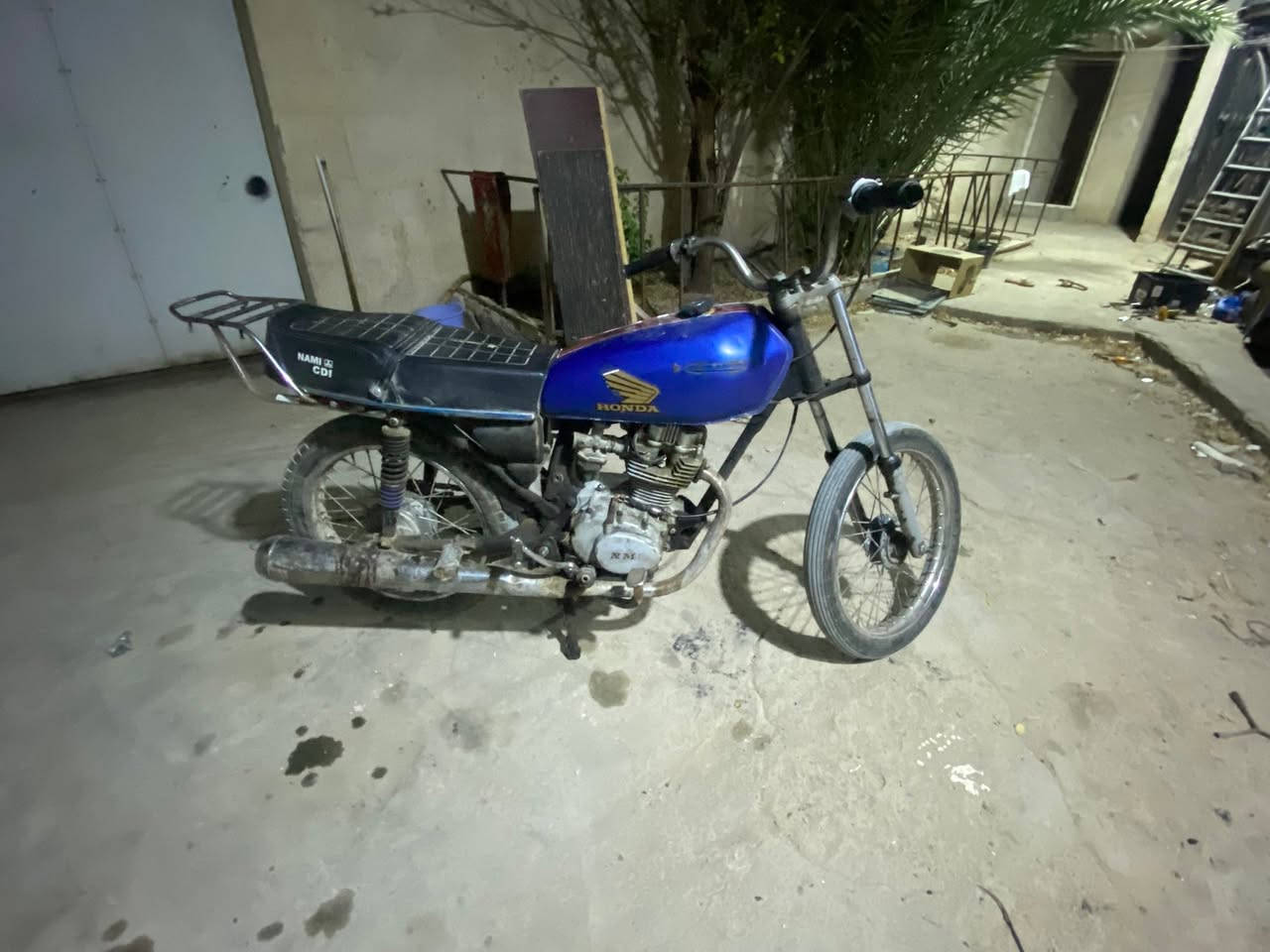 سلام وعليكم دراجه للبيع ادوات ابيع كوم حديد لا تكلي شبيها ما بيها (شغاله )تكضي حاجه  سعر ب٢٠٠بيها مجال قليل عنواني بصره الجزيره***********
