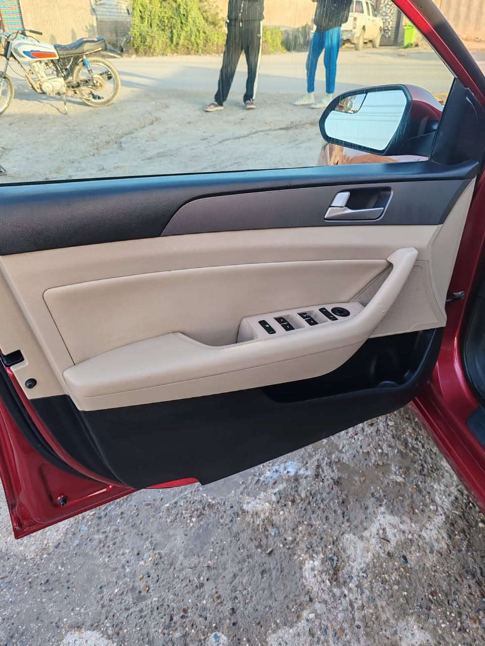 السلام عليكم سوناته موديل 2015 للبيع مكينه 2400 جي دي اي  رقم بابل وارد امريكي حادثه موجود بصور بسونار داخل بيجي لد امامي ويل كب كشن كهربائي مكاني بابل مركز المدينه السعر 113 وبيه مجال. ‭0781 913 8817‬
