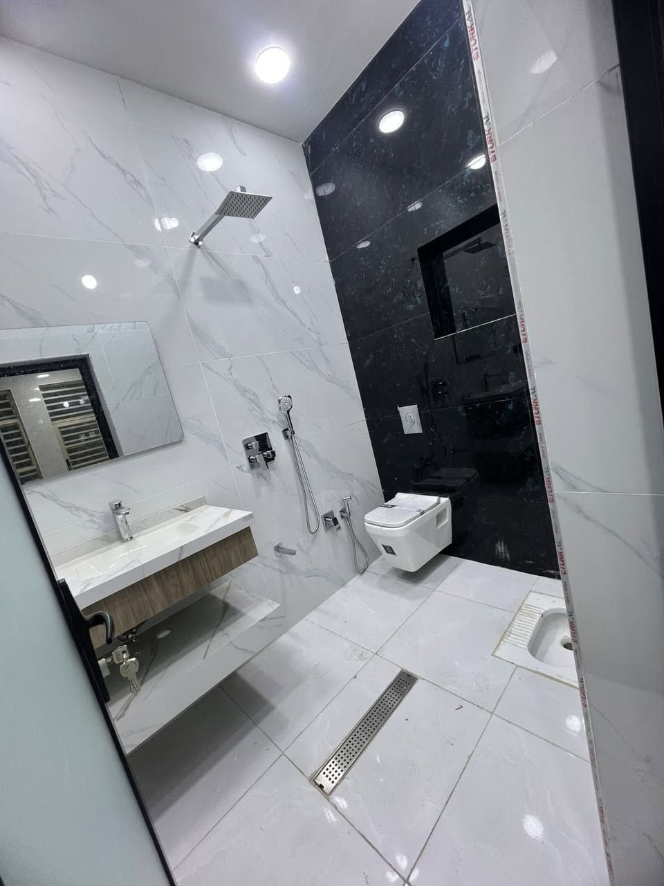 مشتمل للبيع
حي سومر قرب أفران الدرج 
مساحه ٥٦ م
واقع حال ٦٠ م
واجهه ٤م نزال ١٤م 
الطابق الأرضي:
يحتوي على صاله حولي مطبخ خدمات منور
الطابق الثاني؛ 
غرفتين نوم وخدمات 
للعلم البيت بناء جديد 
للاستفسار الاتصال على الرقم 
***********
